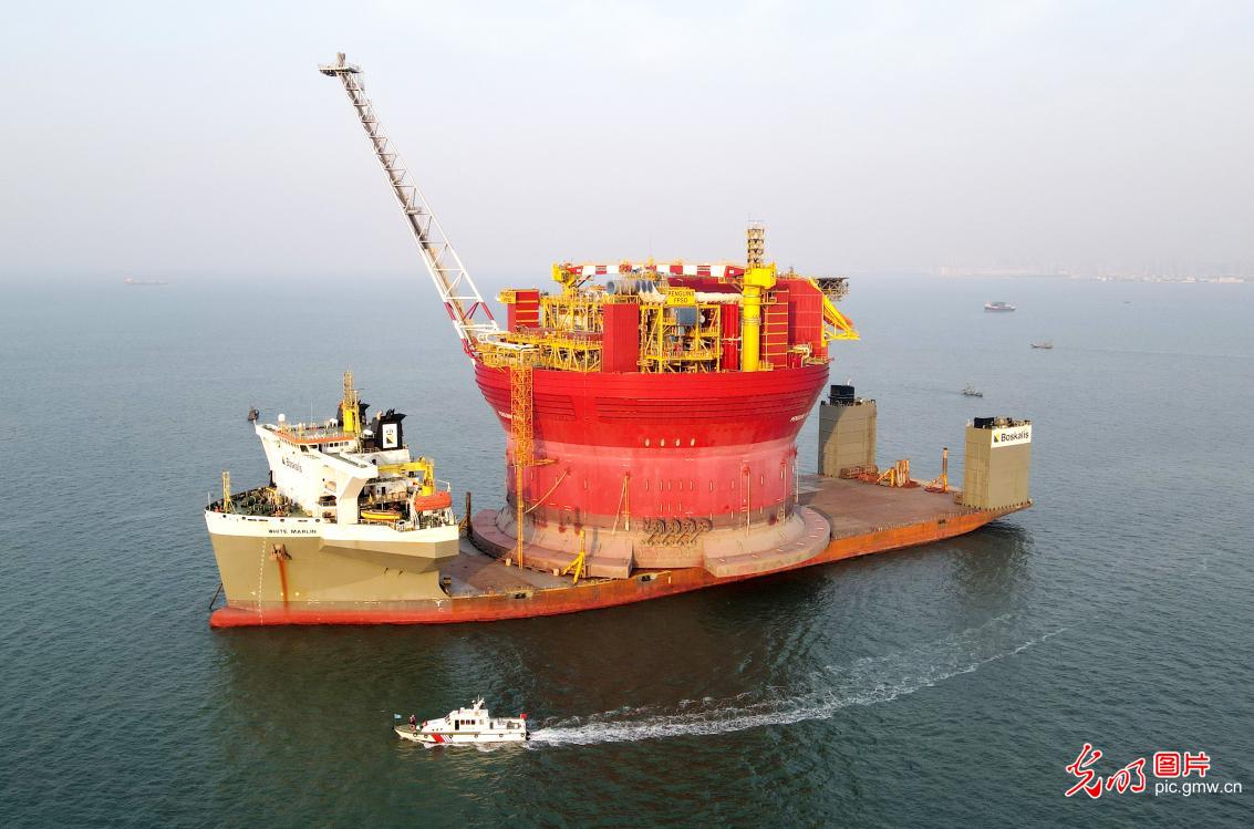 Largest Chinese-made cylindrical floating oil storage device shipped overseas