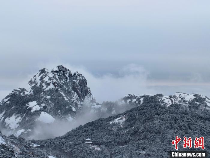 Tourists attracted by snow-covered Huangshan Mountain in E China’s Anhui
