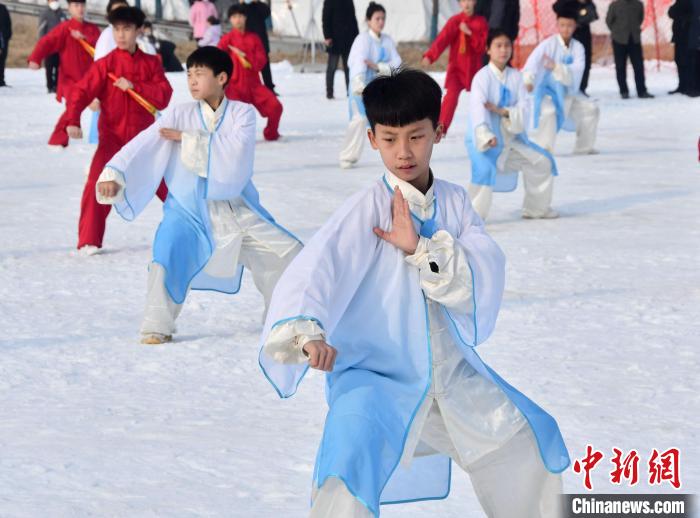 Various winter cultural activities attract tourist in N China’s Hebei Province