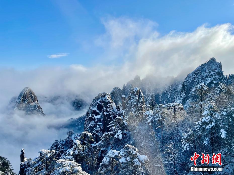 Scenery of cloud-enveloped Huangshan Mountain after snowfall in E China’s Anhui
