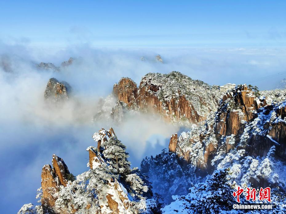 Scenery of cloud-enveloped Huangshan Mountain after snowfall in E China’s Anhui