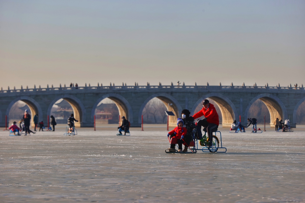 Beijing's popular natural ice rink opens to visitors