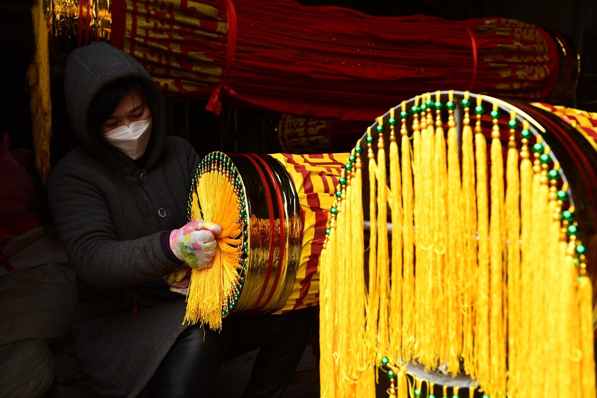 Makers of traditional lanterns in high gear
