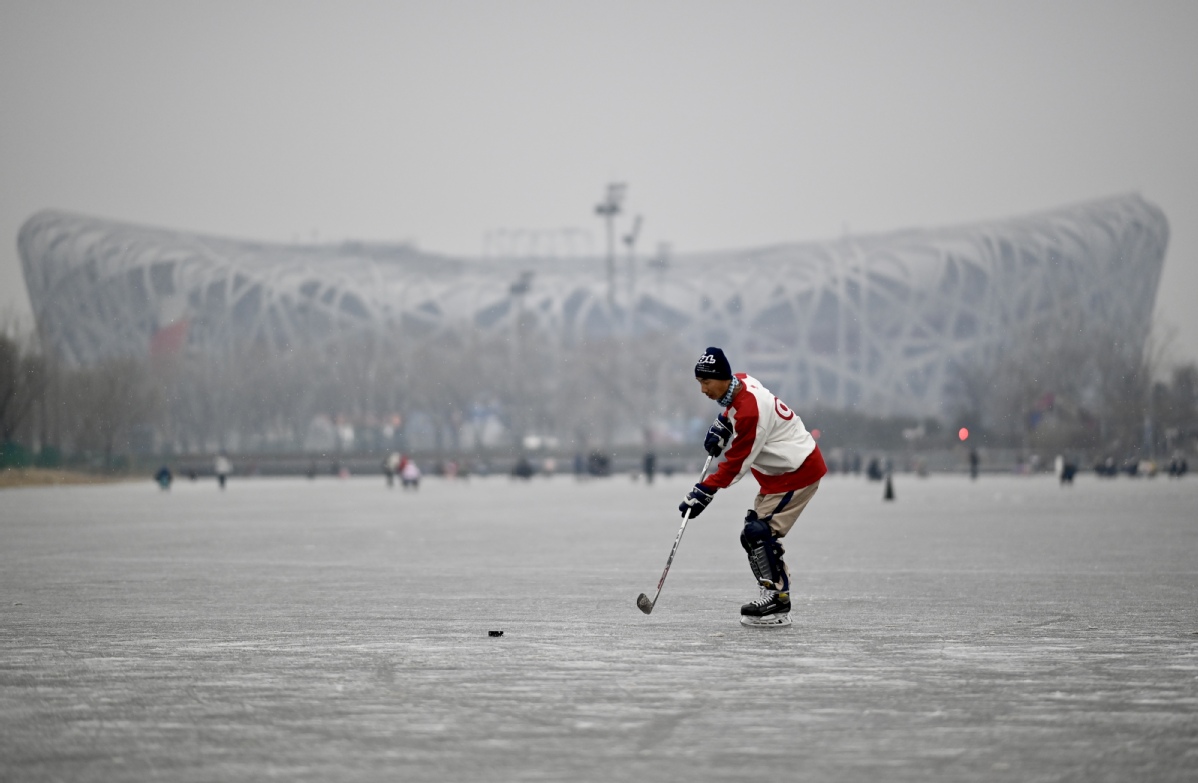 Beijing embraces first snow of the season
