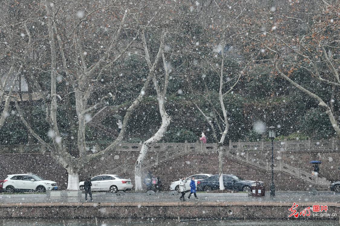 SE China's Hangzhou embraces first snowfall of the year