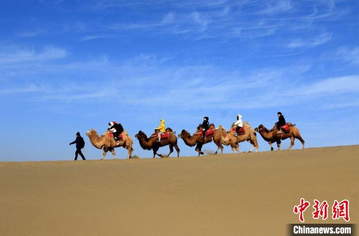 More tourists visit Dunhuang during Spring Festival in N China’s Gansu Province