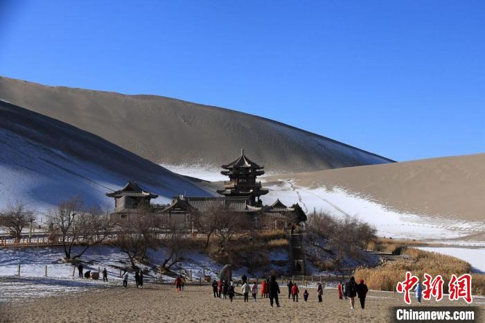 More tourists visit Dunhuang during Spring Festival in N China’s Gansu Province