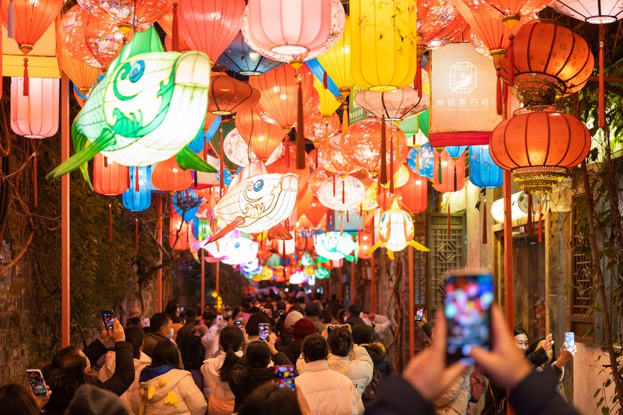 Xinhua Headlines: China's cultural, tourist market rebounds during Spring Festival holiday