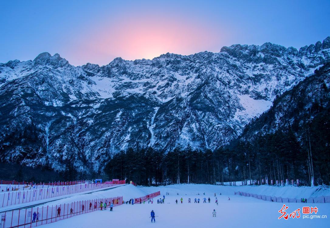 Ice and snow sports getting popular in SW China's Sichuan