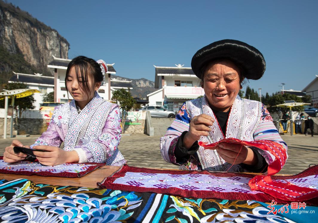 Miao embroidery helping local people increase income in SW China's Guizhou