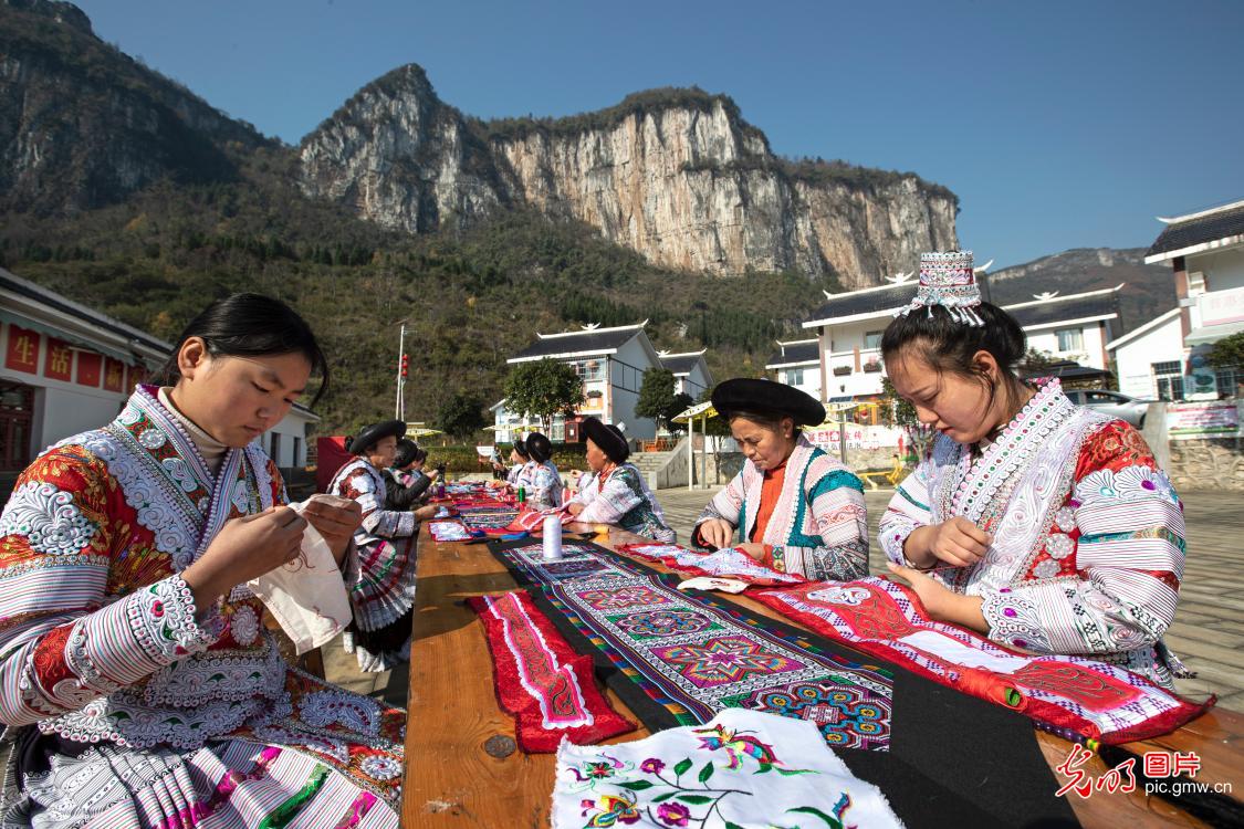 Miao embroidery helping local people increase income in SW China's Guizhou