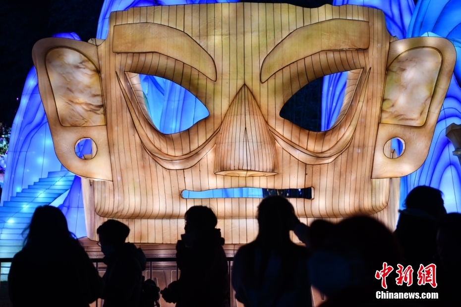 Tourists visit “Bronze Mask” Theme lighting sets in SW China’s Sichuan Province