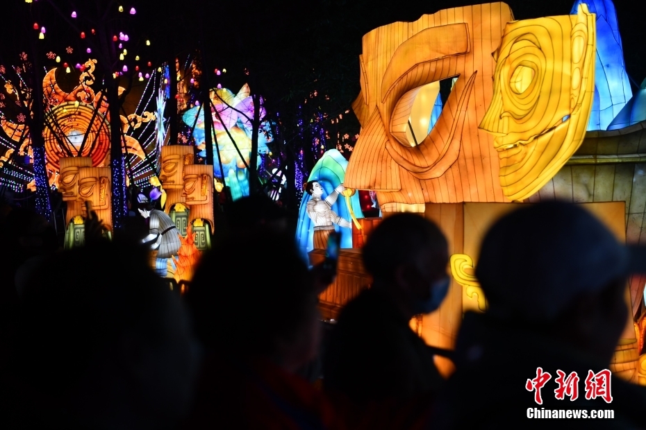 Tourists visit “Bronze Mask” Theme lighting sets in SW China’s Sichuan Province