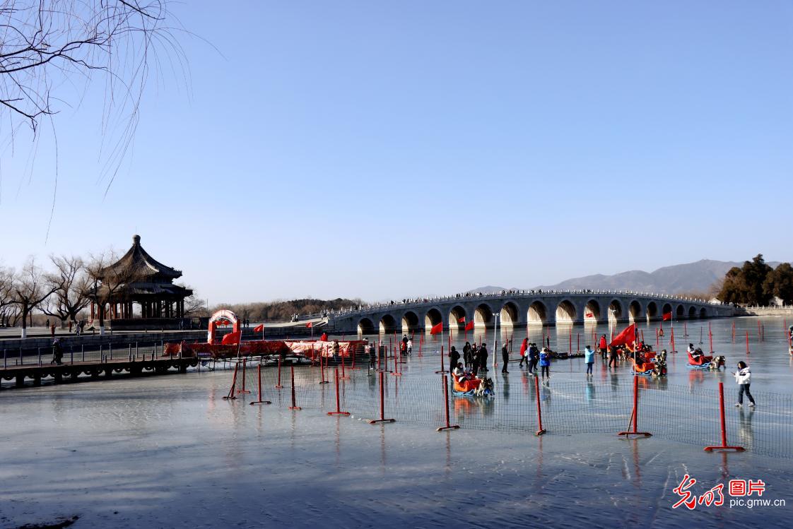 Enjoy ice staking at Kunming Lake in Beijing’s Summer Palace