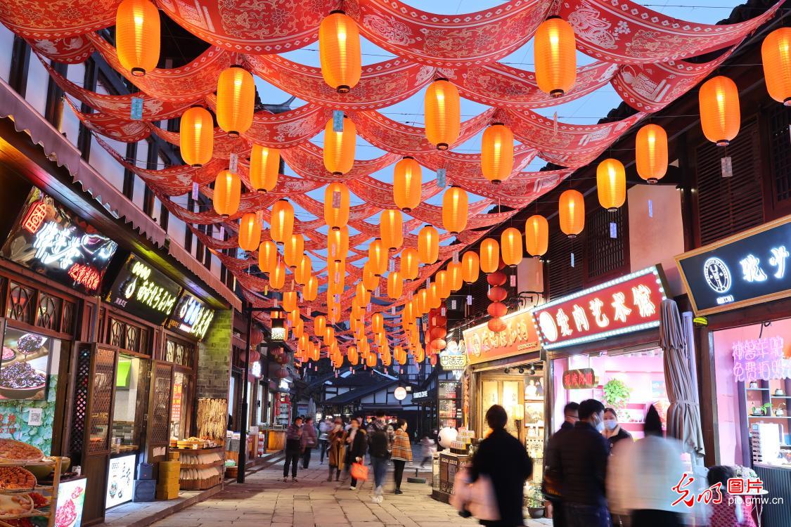 Chongqing: Ciqikou Ancient Town gains popularity as Spring Festival nears