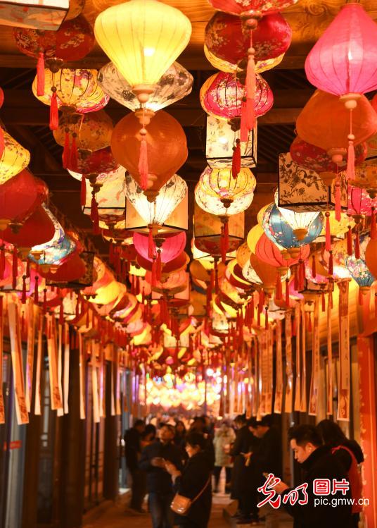 Lantern Festival celebrated with varied customs