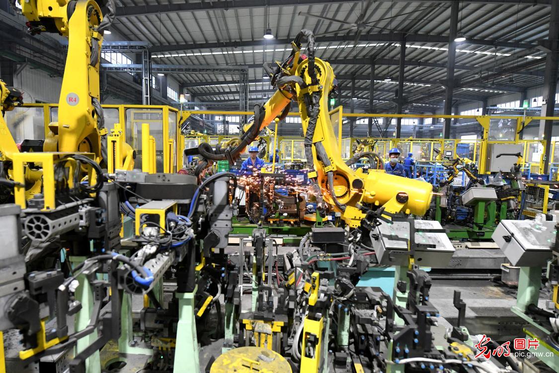 Auto parts manufacturer see busy and orderly production line in E China's Fujian