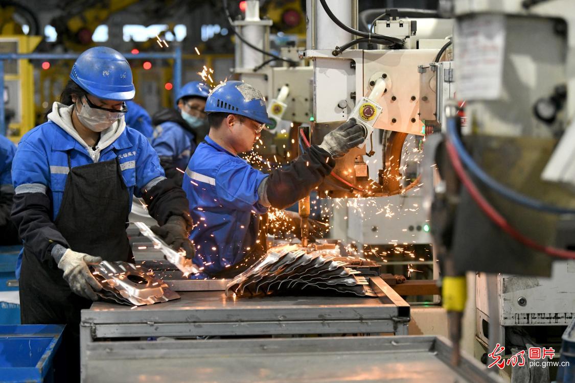 Auto parts manufacturer see busy and orderly production line in E China's Fujian