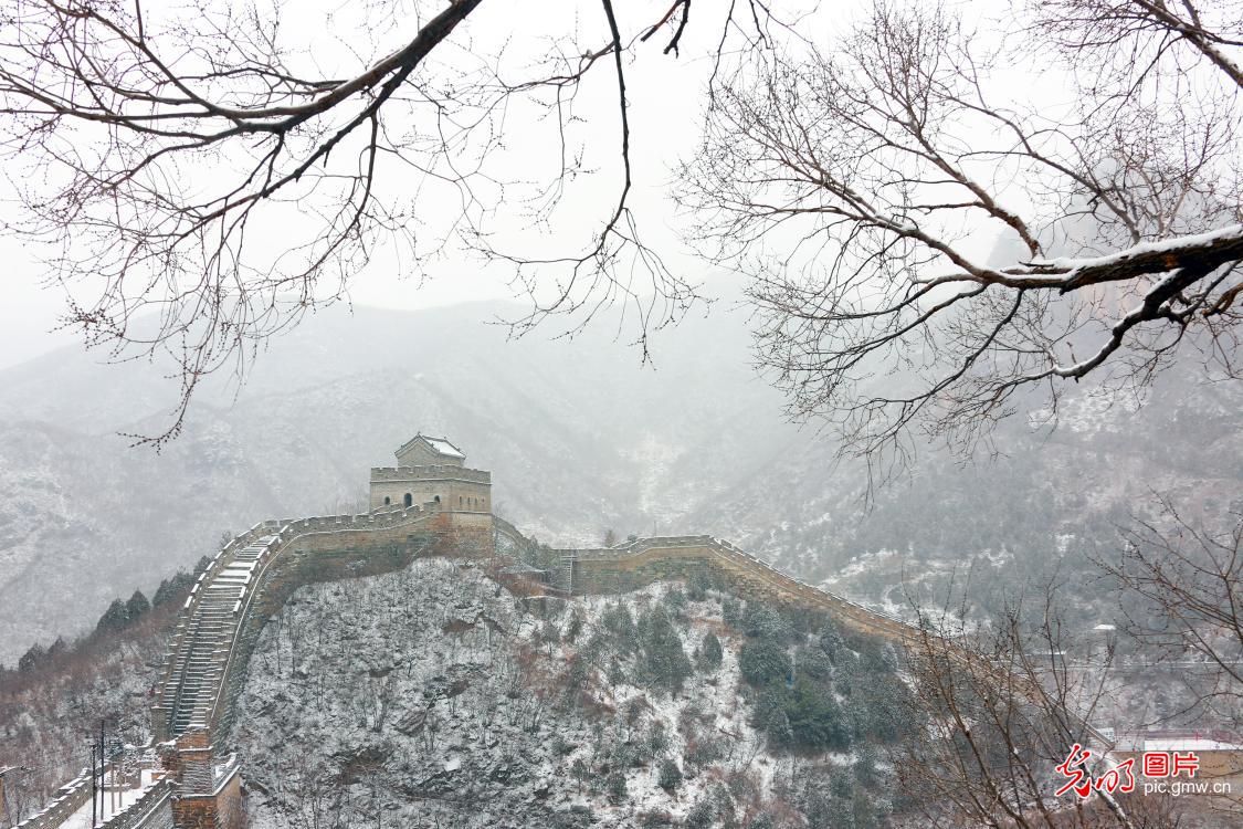 Snow falls on ancient Great Wall