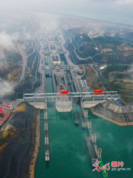 Three Gorges lock north route reversing operation ensures shipping capacity balance