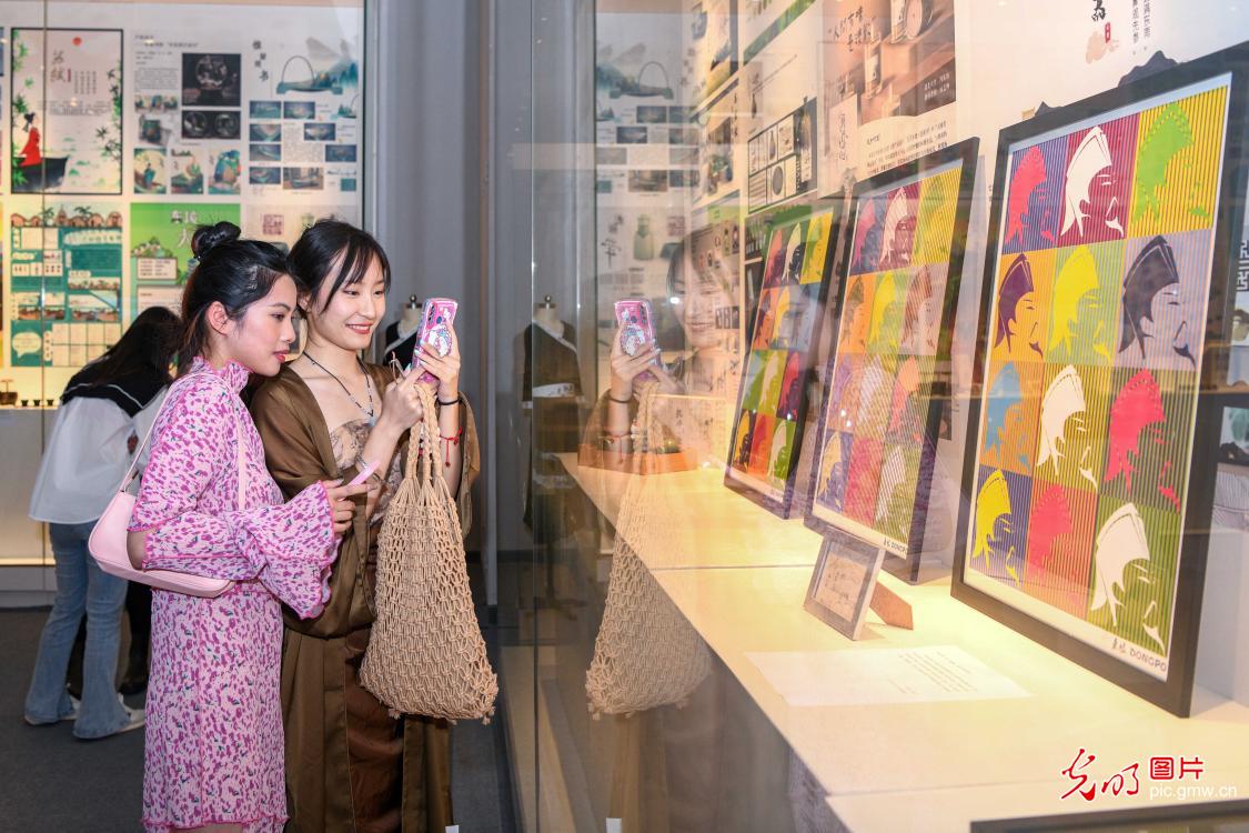 Exhibition showcasing Su-Dongpo-themed designs held in S China's Hainan