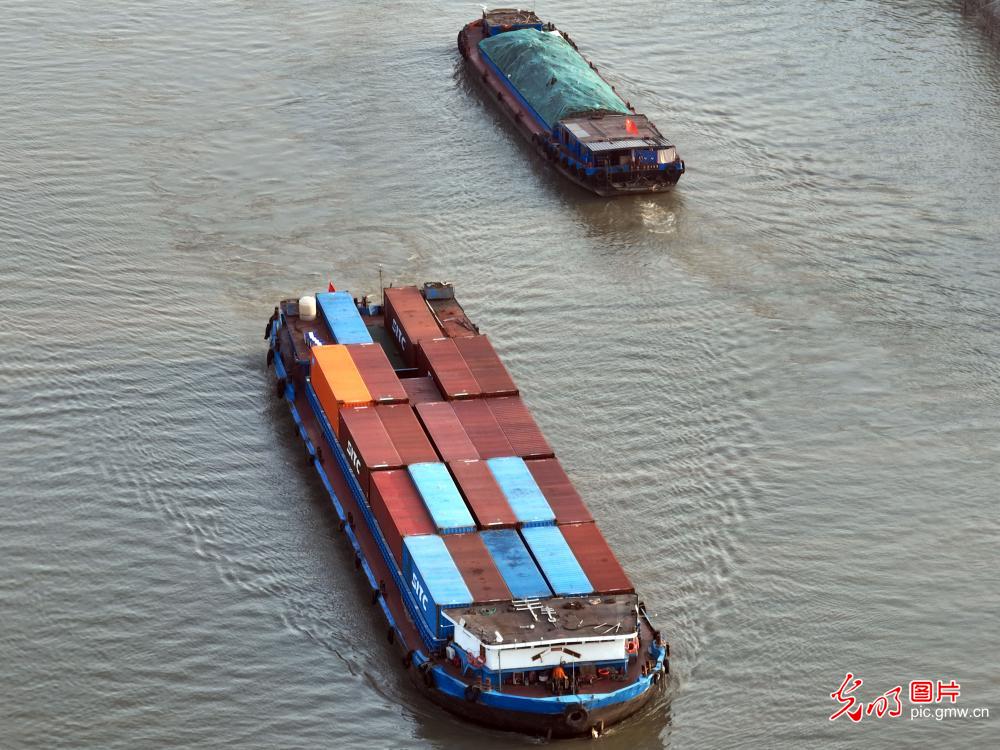 Beijing-Hangzhou Grand Canal entering busy season of water transportation
