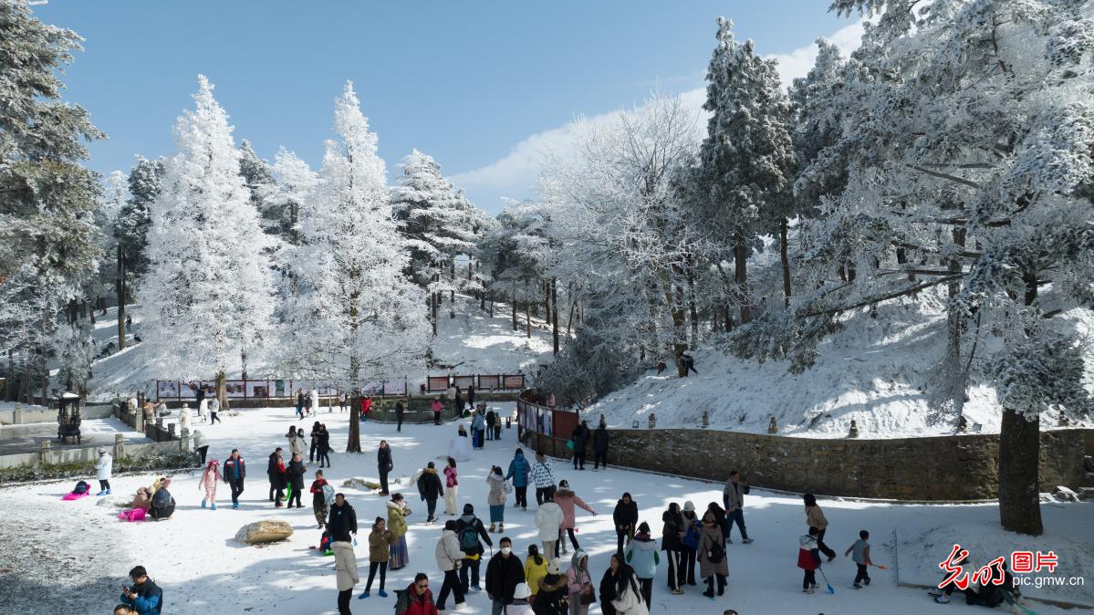 In pics: snowy scenery across China