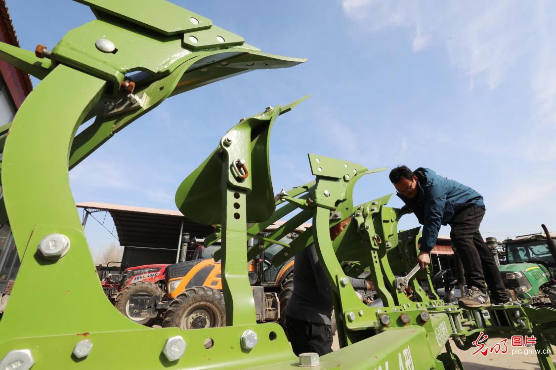 Pic story: sound measures taken to ensure spring ploughing in China