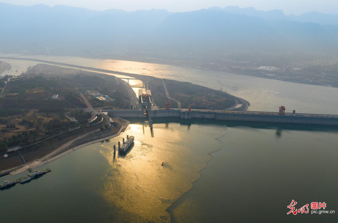Spectacular sight seen at Three Gorges Dam in Yangtze River