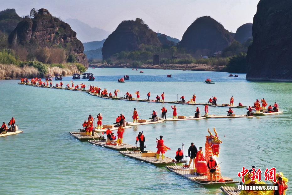 Dragon-like bamboo raft perfermance held in E China’s Jiangxi Province