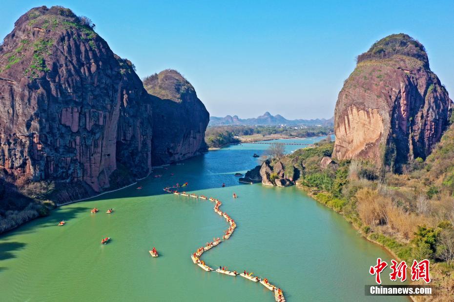 Dragon-like bamboo raft perfermance held in E China’s Jiangxi Province