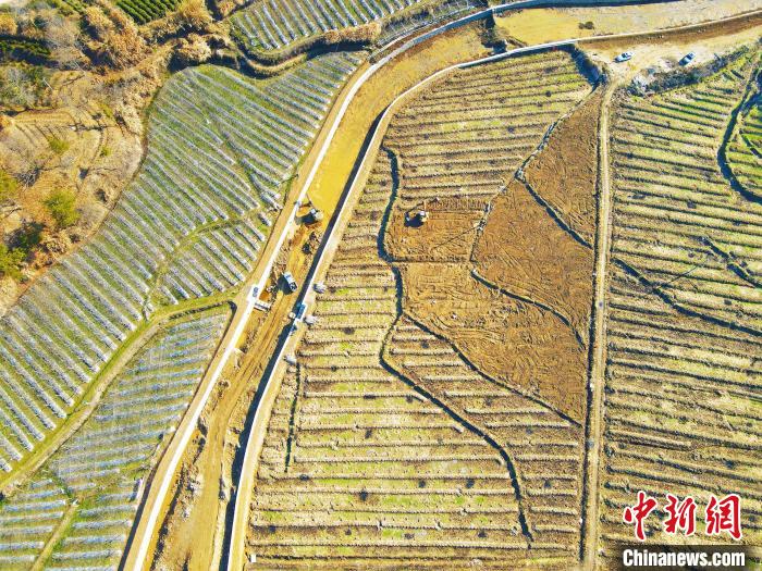 Villagers busy planting in E China’s Anhui Province