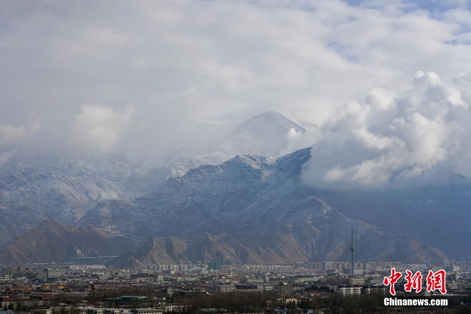 Stunning scenery of Lhasa after snowfall in SW China’s Tibet