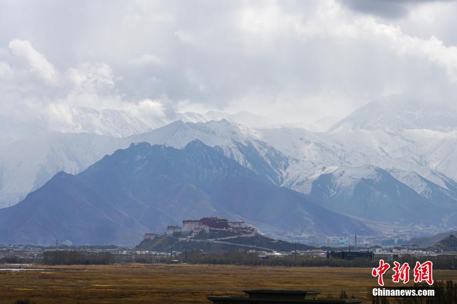 Stunning scenery of Lhasa after snowfall in SW China’s Tibet