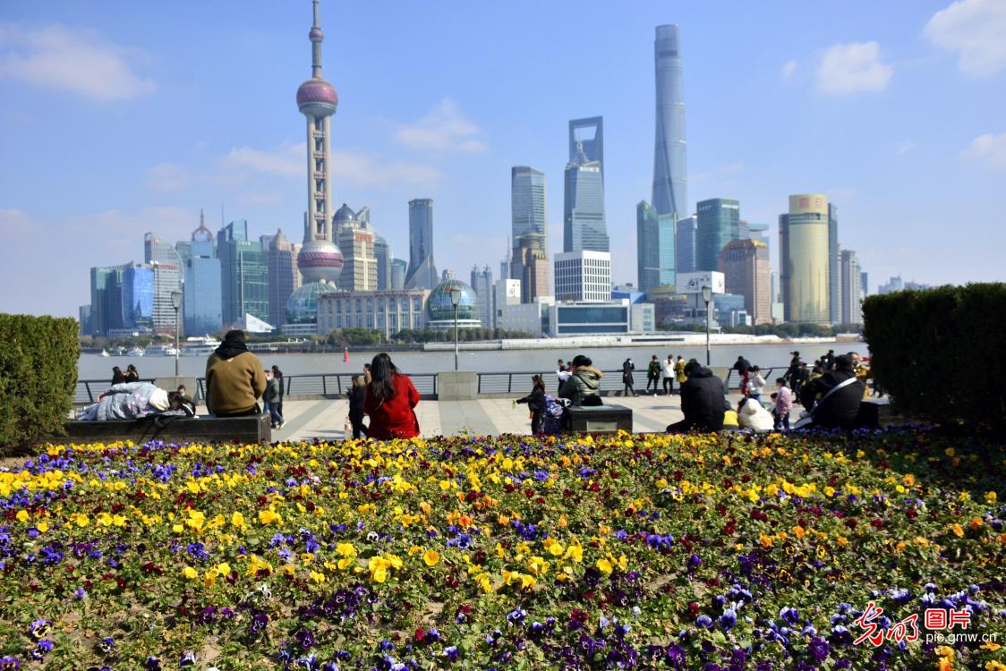 People enjoy early spring at Shanghai People's Square