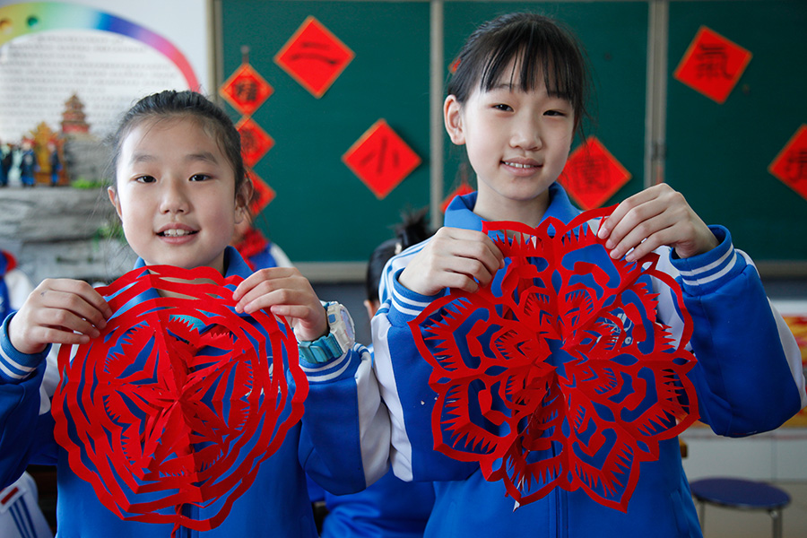 Students learn ICH through papercutting