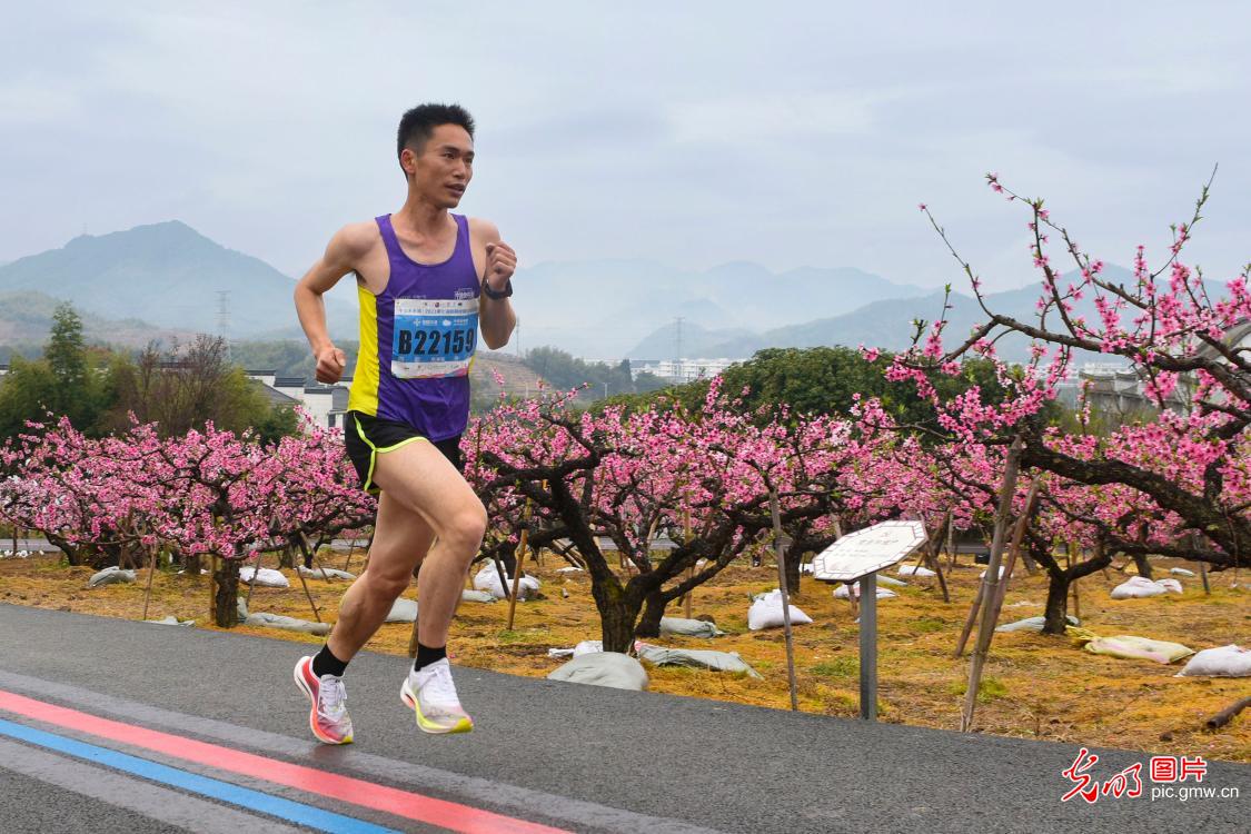 Marathon kicks off in SE China's Zhejiang