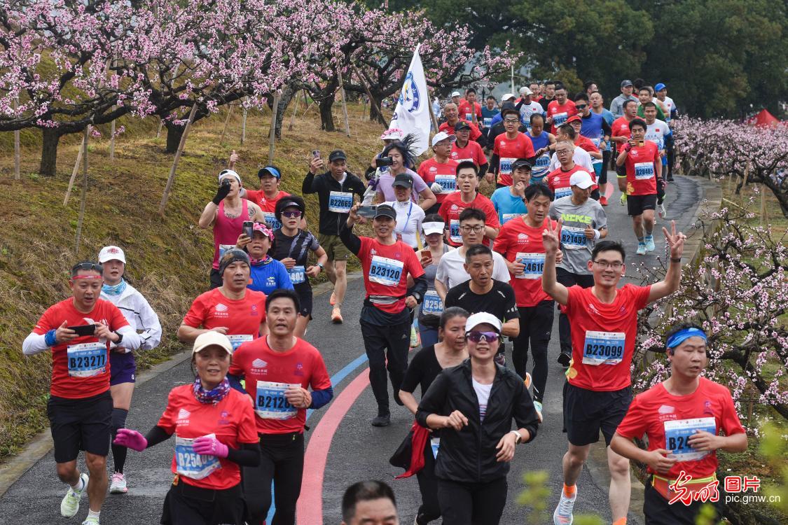 Marathon kicks off in SE China's Zhejiang