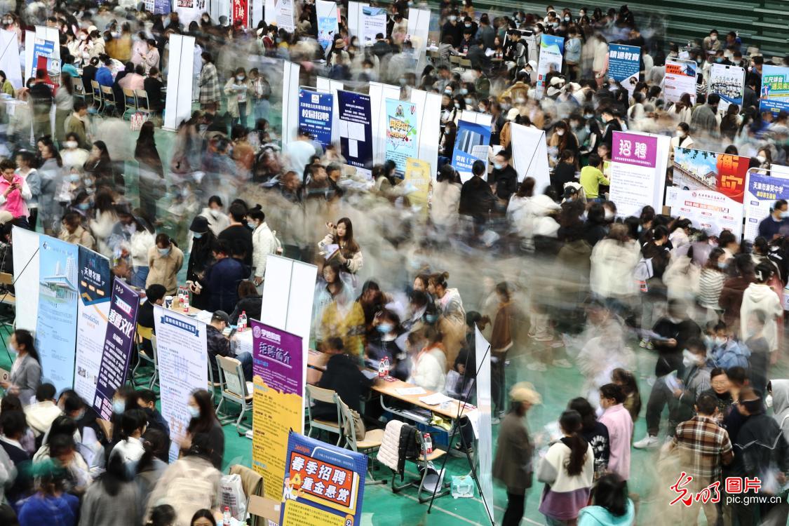 Job fair held for graduates in N China's Tianjin