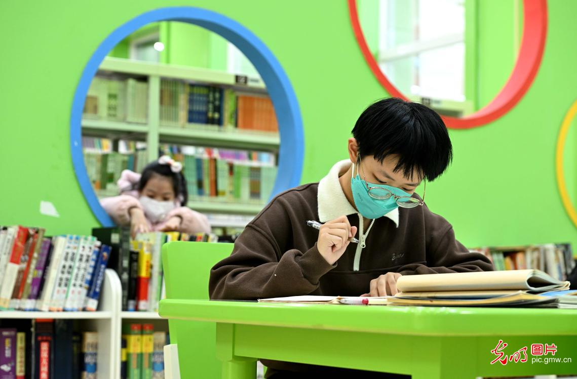 Shijiazhuang City of N China’s Hebei: Trip to the sea of books to welcome new semester