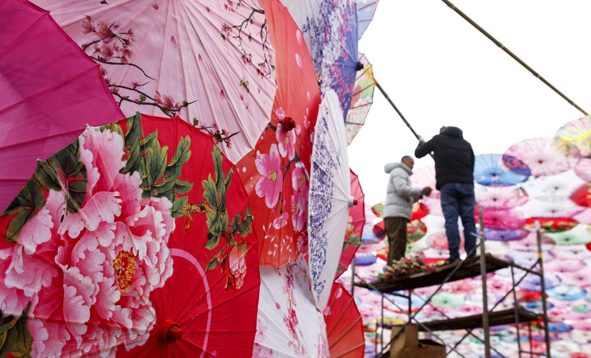 In Shanxi, a giant umbrella is born