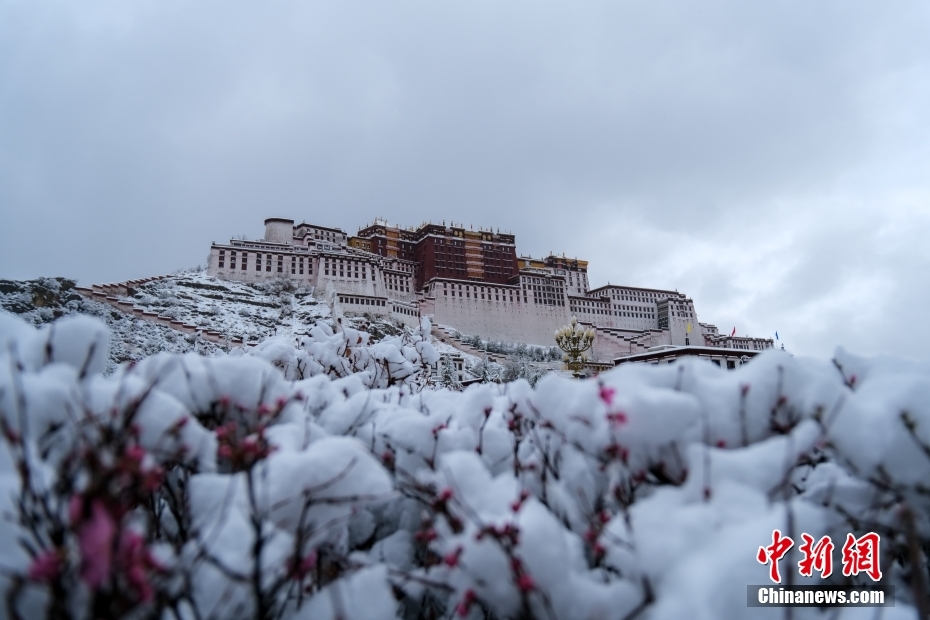 Amazing scenery of Lhasa after snowfall in SW China’s Tibet