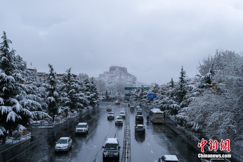 Amazing scenery of Lhasa after snowfall in SW China’s Tibet