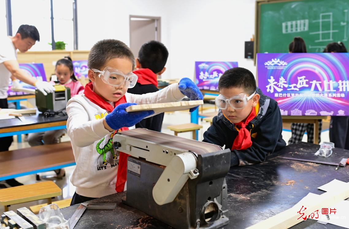 Kids experience woodwork in N China's Ordos