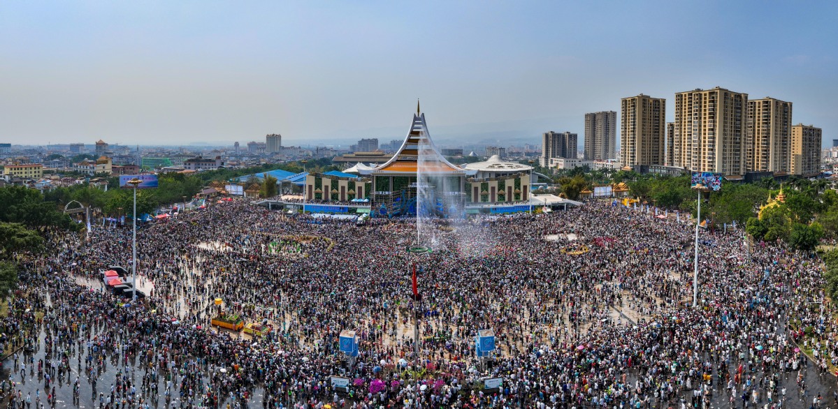 Festival in Yunnan leaves people wet but happy(1)