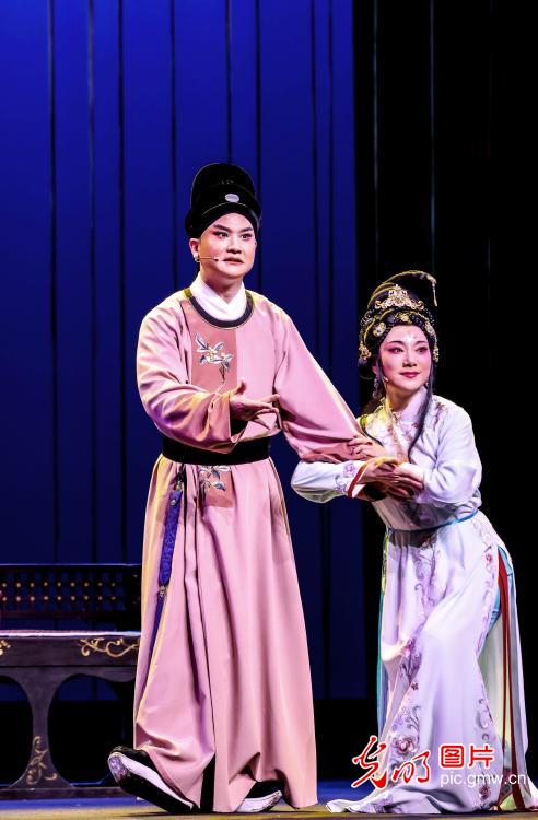 Huangmei Opera 