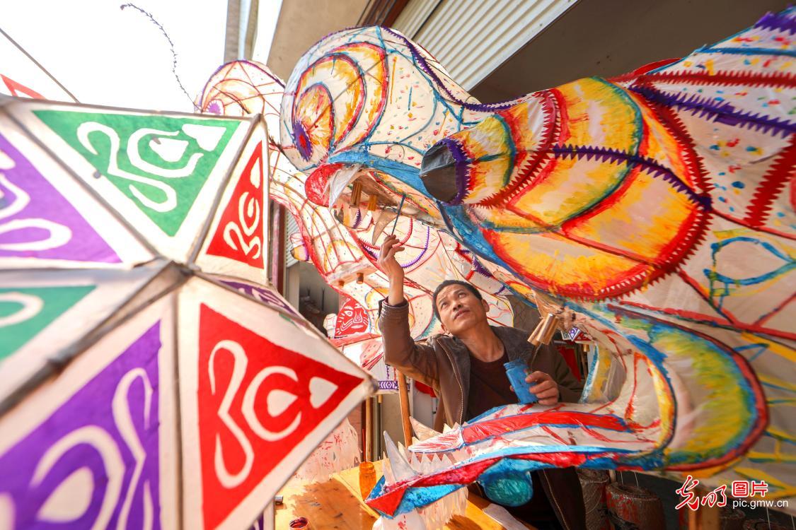 Draw dragon lanterns in prepartion of Chinese New Year