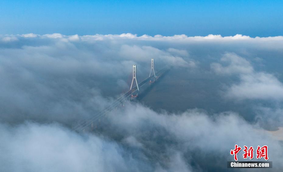 Aerial view of amazing Poyang Lake Second Bridge in mist in E China’s Jiangxi Province