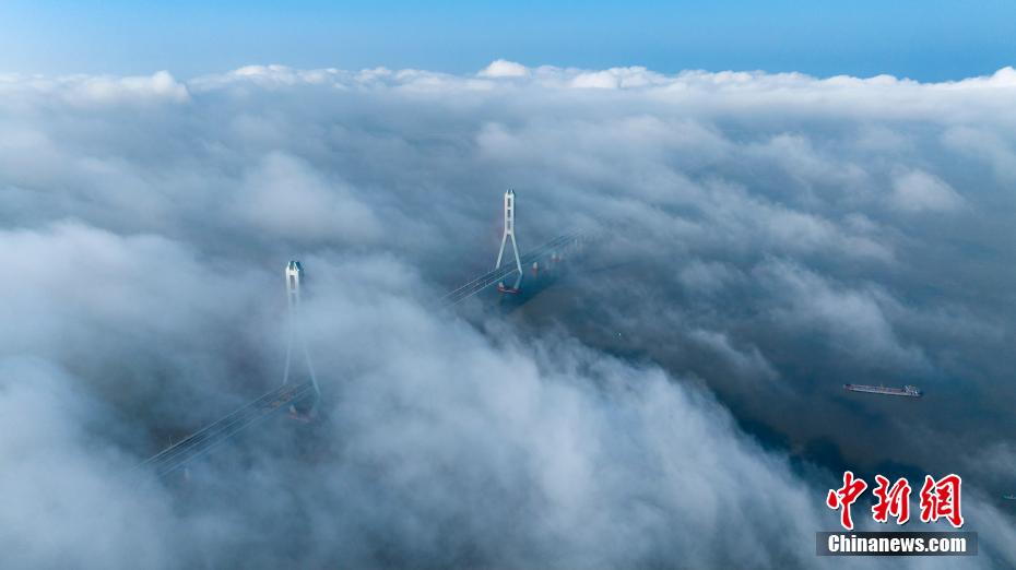 Aerial view of amazing Poyang Lake Second Bridge in mist in E China’s Jiangxi Province