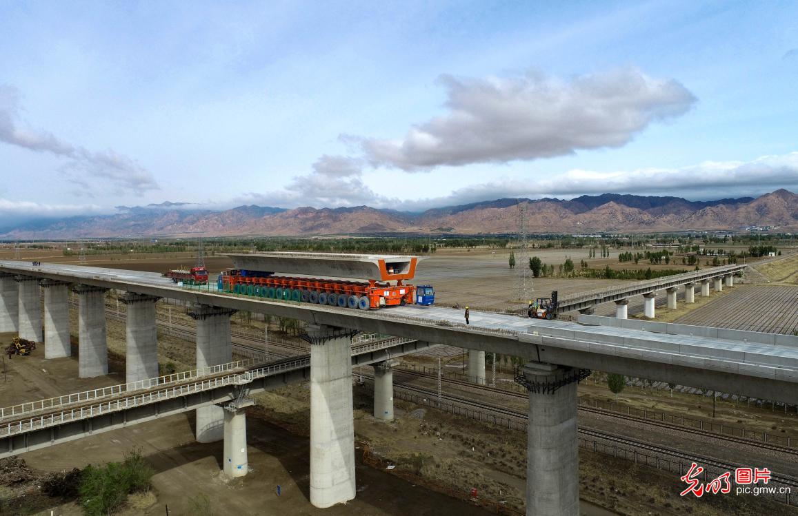 First railway bridge in Inner Mongolia section of Baotou-Yinchuan high-speed railway main project completed